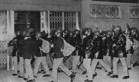 La polizia espugna la Facolta' di Economia