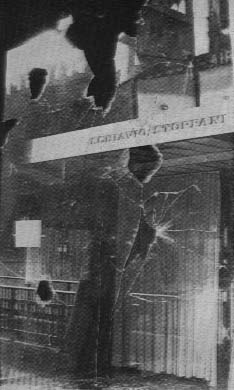 Una delle vetrine rotte in Via Rizzoli
